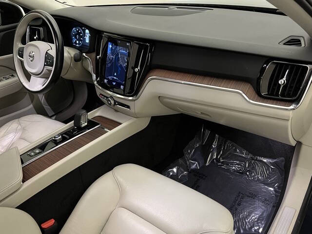 2022 Volvo S60 B5 Momentum