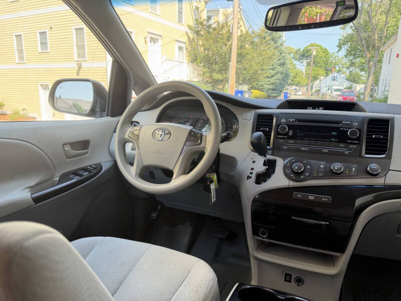 2011 Toyota Sienna LE 8-Passenger