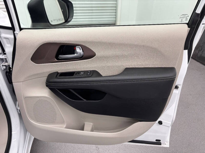 2023 Chrysler Voyager LX