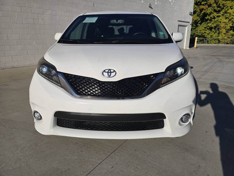 2017 Toyota Sienna SE Premium photo 8