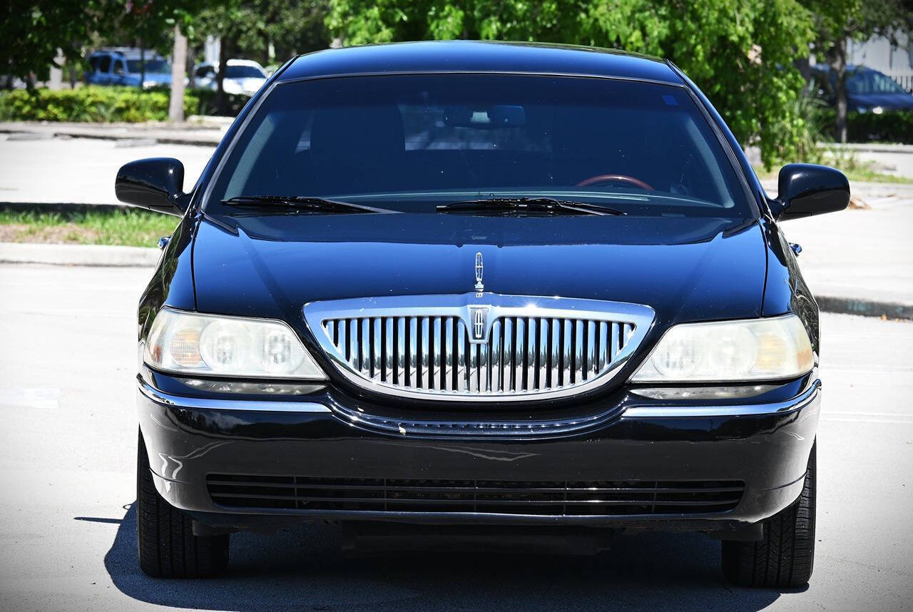 2011 Lincoln Town Car 2