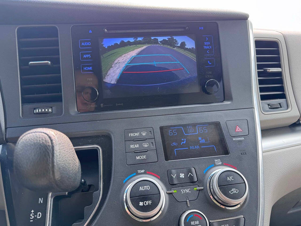 2017 Toyota Sienna 6