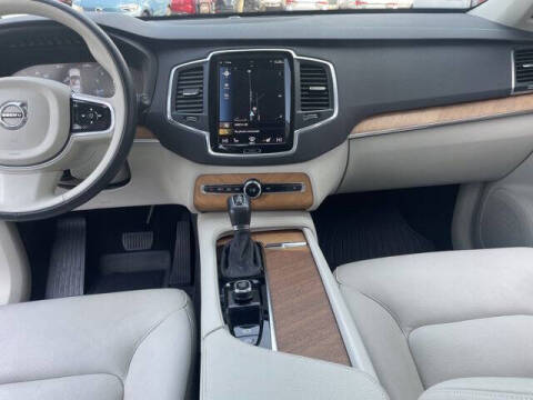 2022 Volvo XC90 T6 Momentum 6-Passenger