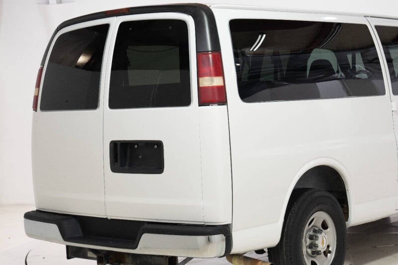 2004 Chevrolet Express Cargo Base photo 24