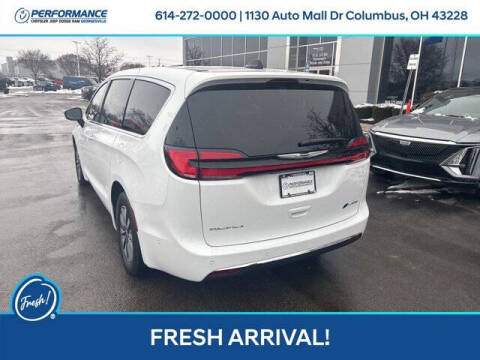 2025 Chrysler Pacifica Plug-In Hybrid Select