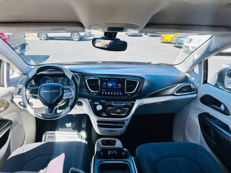 2017 Chrysler Pacifica Touring-L