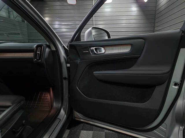 2023 Volvo XC40 B5 Ultimate Bright Theme