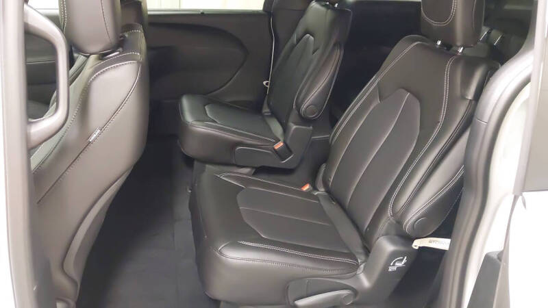 2027 Chrysler Pacifica Select