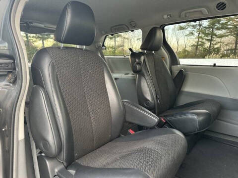 2013 Toyota Sienna SE 8-Passenger