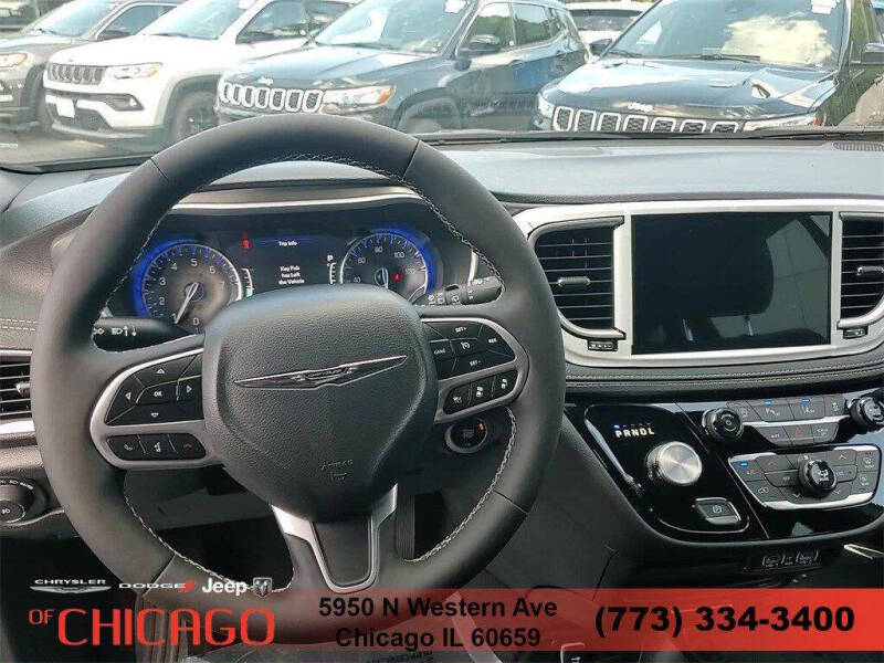 2025 Chrysler Pacifica Select
