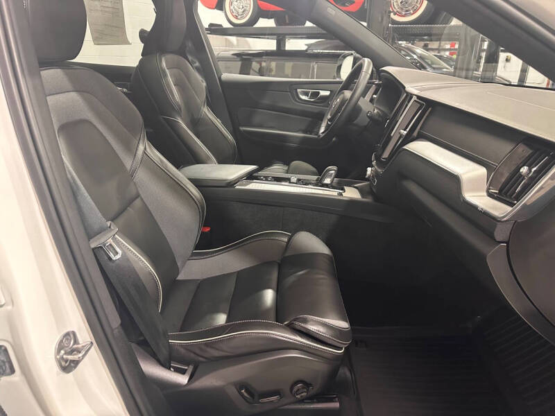 2022 Volvo XC60 B6 R-Design