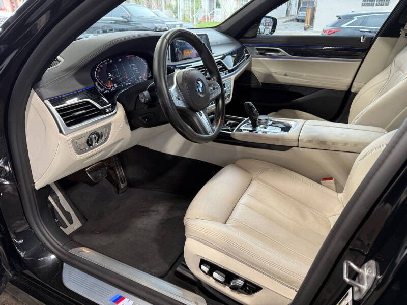 2022 BMW 7 Series 740i photo 9