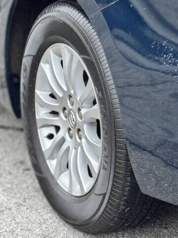 2012 Toyota Sienna XLE 7-Passenger Auto Access Seat