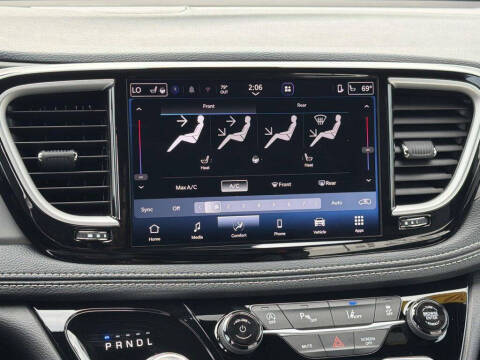 2027 Chrysler Pacifica Select