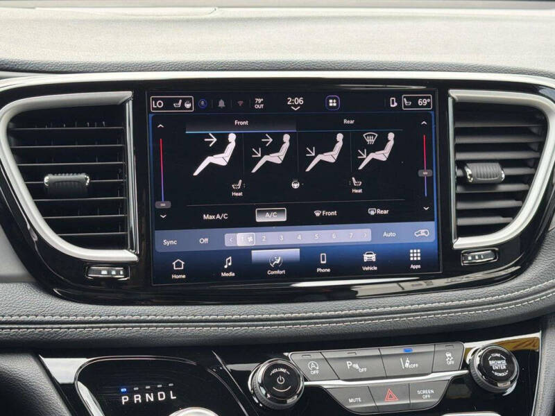 2027 Chrysler Pacifica Select