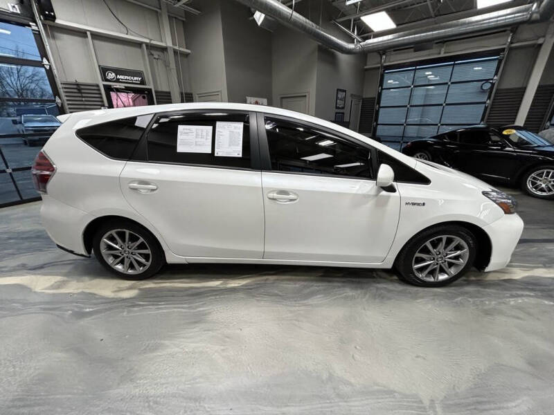 2016 Toyota Prius v Five