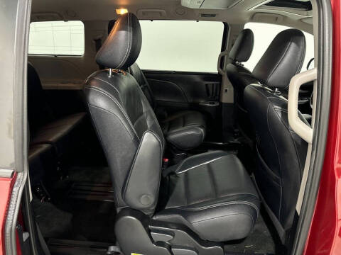 2017 Toyota Sienna SE Premium 8-Passenger