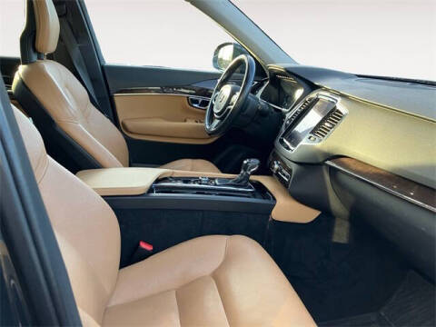 2016 Volvo XC90 T6 Momentum