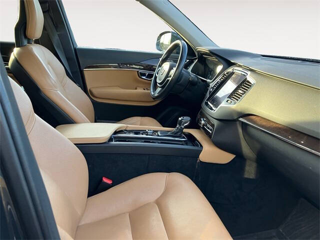 2016 Volvo XC90 T6 Momentum