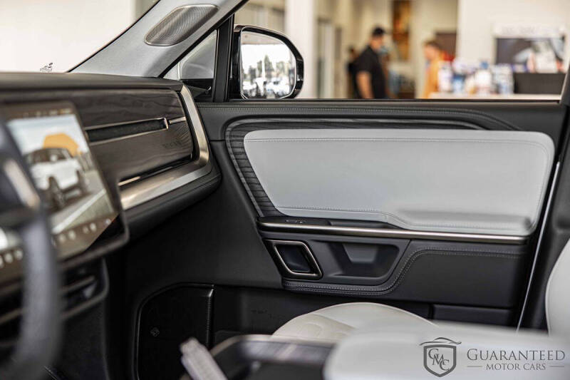 2024 Rivian R1S
