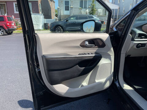 2017 Chrysler Pacifica Touring-L