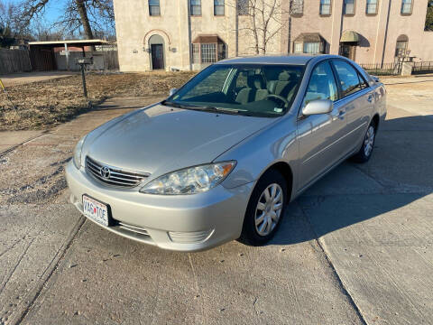 2006 Toyota Camry for sale at Bogie's Motors in Saint Louis MO