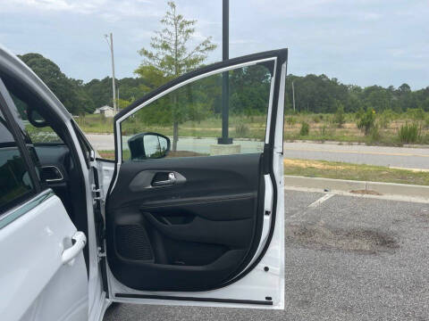 2027 Chrysler Pacifica Select