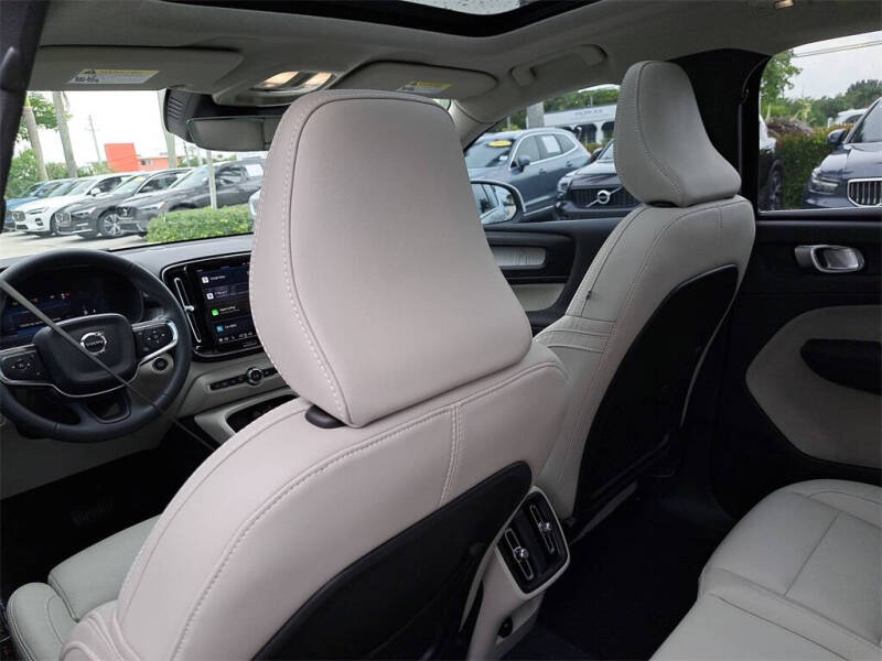 2024 Volvo XC40 B5 Plus Bright Theme