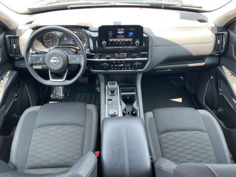 2024 Nissan Pathfinder SV