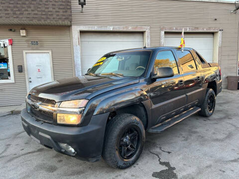 2005 Chevrolet Avalanche for sale at Global Auto Finance & Lease INC in Maywood IL