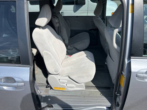 2013 Toyota Sienna LE 8-Passenger