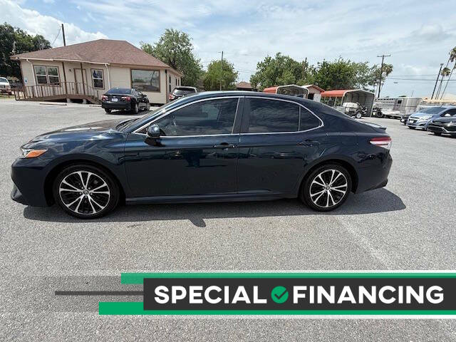 2020 Toyota Camry SE's photo