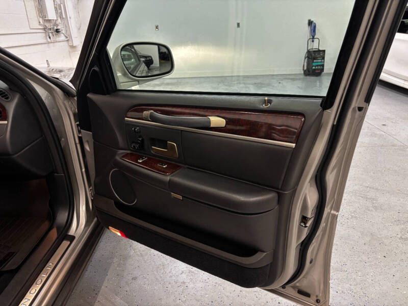 2006 Lincoln Town Car Signature Limited