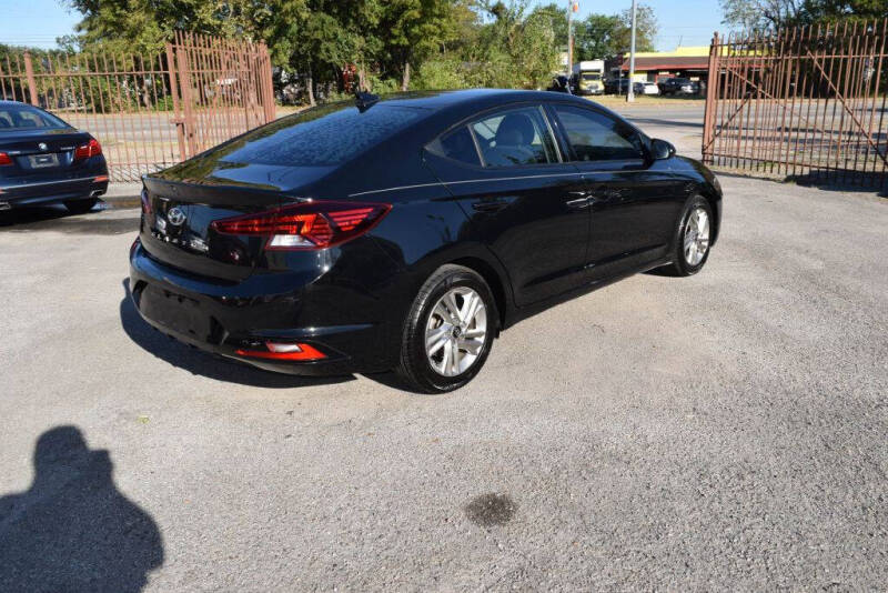 2019 Hyundai Elantra SEL photo 3