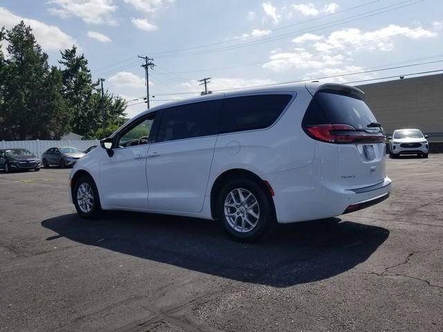2025 Chrysler Pacifica Select