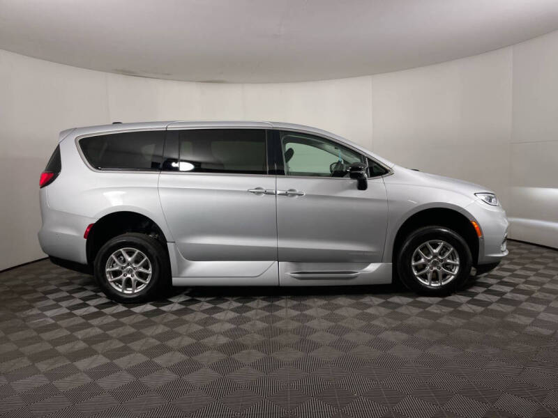 2024 Chrysler Pacifica Touring L photo 23