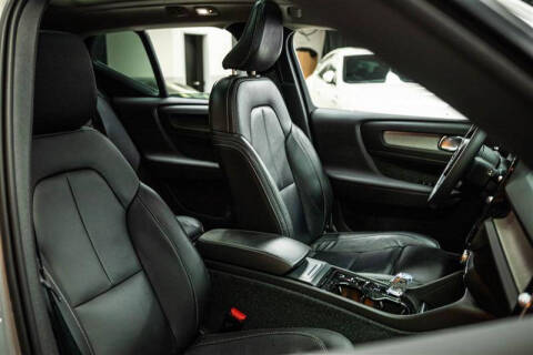 2023 Volvo XC40 B4 Ultimate Dark Theme