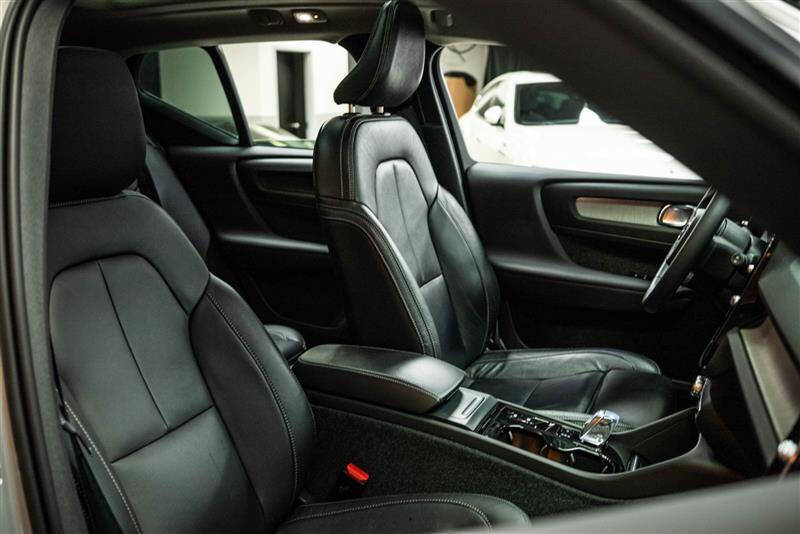 2023 Volvo XC40 B4 Ultimate Dark Theme