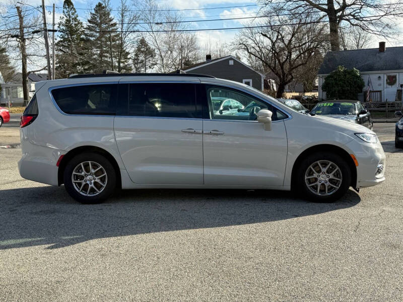 2021 Chrysler Pacifica Touring photo 5