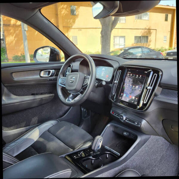 2022 Volvo XC40 T5 R-Design