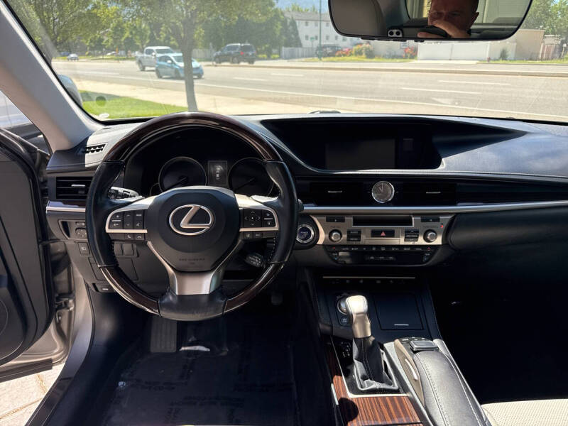 2017 Lexus ES 300h
