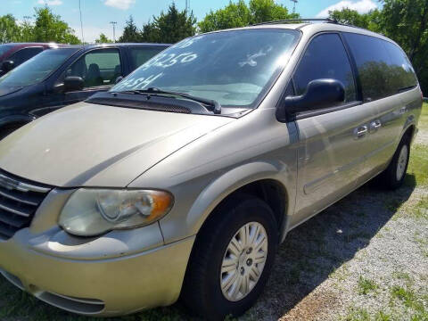 2006 Chrysler Town and Country for sale at C & R Auto Sales in Bowlegs OK