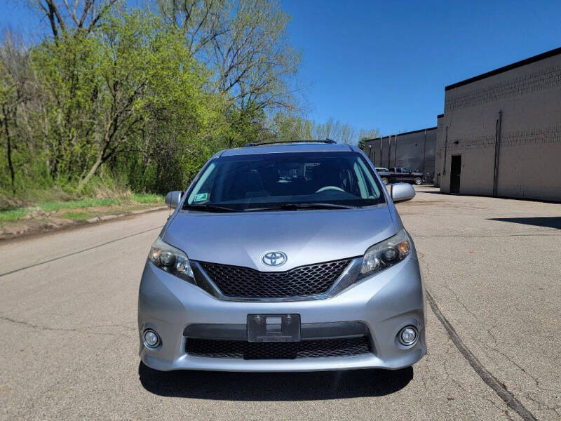 2011 Toyota Sienna SE 8-Passenger