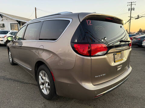 2017 Chrysler Pacifica Touring-L Plus