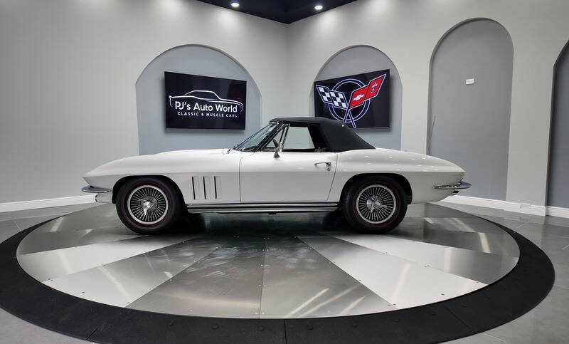 1965 Chevrolet Corvette 30