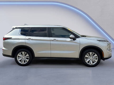 2025 Mitsubishi Outlander ES