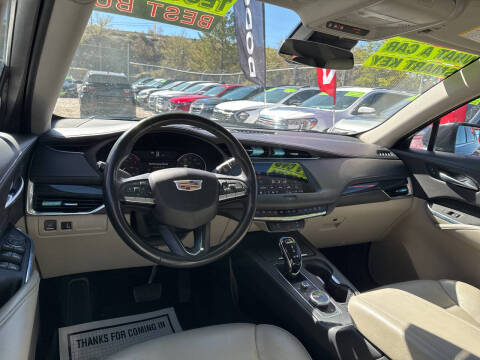 2023 Cadillac XT4 Premium Luxury