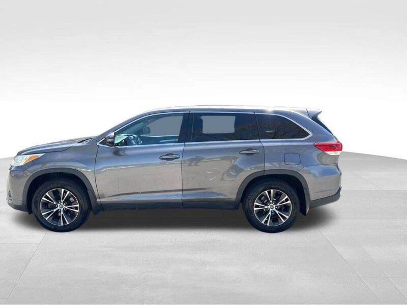 Used 2019 Toyota Highlander LE with VIN 5TDBZRFH8KS925058 for sale in Maysville, KY