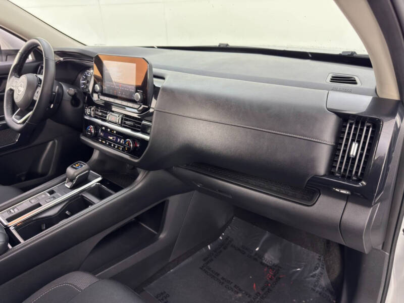 2022 Nissan Pathfinder SV