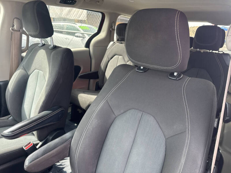 2022 Chrysler Voyager LX